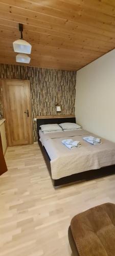 Un pat sau paturi într-o cameră la Apartamentai pas Danutę