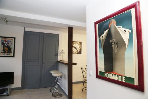 Μια τηλεόραση ή/και κέντρο ψυχαγωγίας στο Appartement du Port de Honfleur