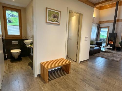 ein Wohnzimmer mit einem WC und einer Bank in der Unterkunft Gästehaus myHideaway in Reichenbach