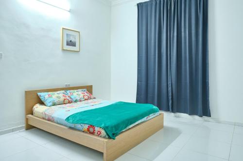 a bedroom with a bed with a blue curtain at Salem Fish Guest House in Al Ḩadd