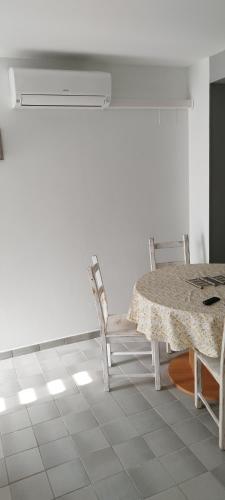 une salle à manger avec une table et des chaises dans l'établissement Studio Cosi idéalement placé Au Cœur de Ville, à Bourges