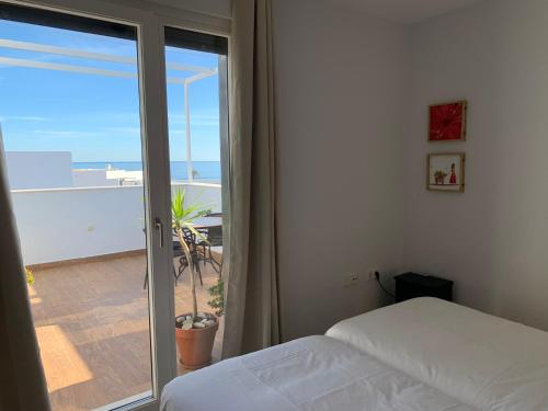 Schlafzimmer mit einem Bett und Meerblick in der Unterkunft Atico En Las Negras in Las Negras