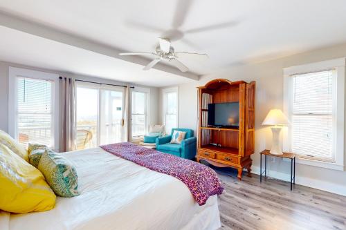 1 dormitorio con 1 cama y ventilador de techo en Happy Days, en St. George Island