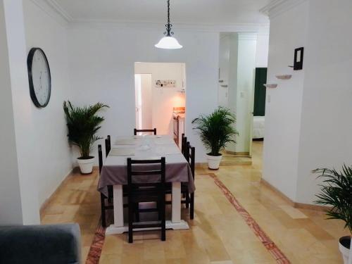 een eetkamer met een tafel en een aantal planten bij Spacious 2-Bedroom Condo in Bellavista, Guayaquil in Guayaquil