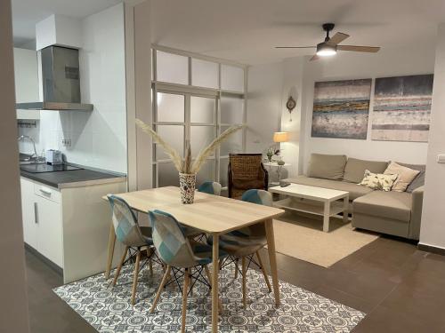 uma cozinha e sala de estar com mesa e cadeiras em Apartamento Jalama - 1C em Moraleja