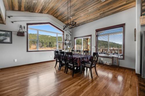 a dining room with a table and chairs at Whitegate Lodge in Piedmont