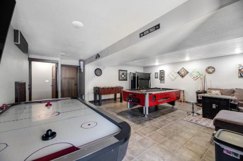 a living room with a pool table in it at Whitegate Lodge in Piedmont