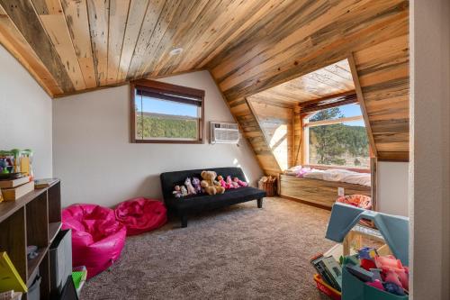 a living room with a couch and a window at Whitegate Lodge in Piedmont