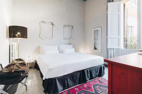 Schlafzimmer mit einem großen weißen Bett und einem Schreibtisch in der Unterkunft Residenza Begatto in Bologna