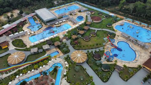 uma vista panorâmica de um parque aquático com várias piscinas em Búri Resort em Manaus