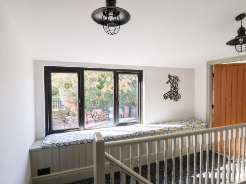 a window seat in the corner of a room at 3 Penllan Cottages in Holywell