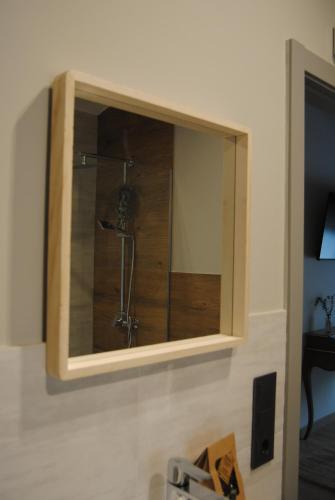 um espelho na parede de uma casa de banho em Hotel a Ecogranxa em Pontevedra