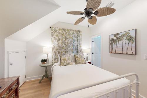 um quarto com uma cama e uma ventoinha de tecto em Down in Kokomo em St. George Island