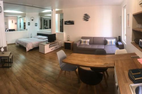 een woonkamer met een bank en een tafel bij Studio Portus Veneris, proche criques et Collioure in Port-Vendres