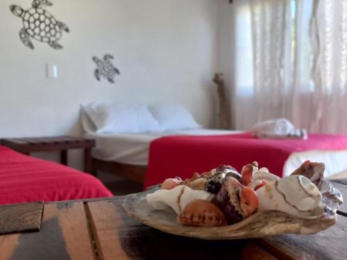 une assiette de nourriture sur une table dans une pièce dans l'établissement Camino al Mar, à Ipala