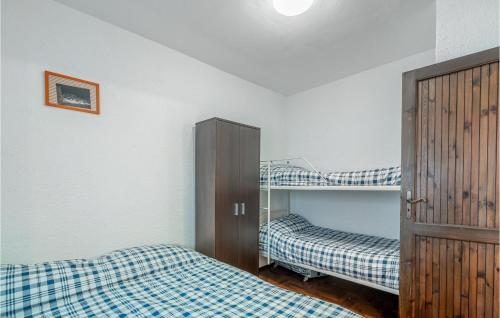 um quarto com 2 camas e um beliche em Borgo Stalle Bilo em Frabosa Sottana