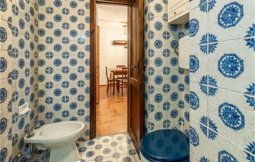 uma casa de banho azul e branca com um WC e um lavatório em Borgo Stalle Bilo em Frabosa Sottana