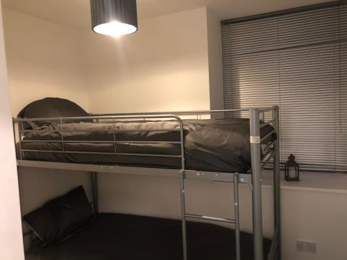 Etagenbett in einem Zimmer mit Fenster in der Unterkunft 2 bedroom flat in kingswood in Bristol