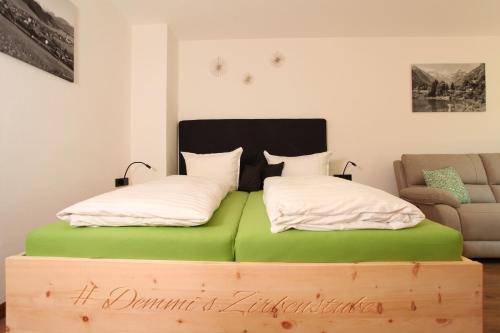 Una cama con dos almohadas encima. en #demmi´s Zirbenstube, en Altstädten