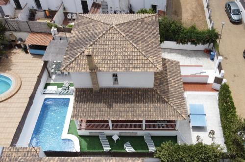 vista aerea di una casa con piscina di Las Maytes a Isla Cristina