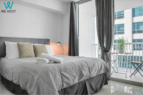 um quarto com uma cama e uma grande janela em Fascinating Studio Apt at Brickell em Miami