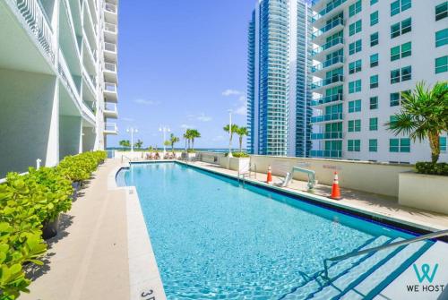 uma piscina no meio de um edifício com edifícios altos em Fascinating Studio Apt at Brickell em Miami