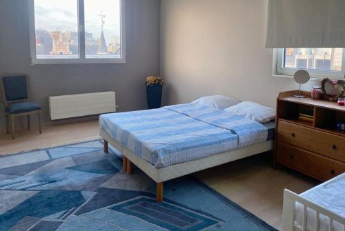 1 dormitorio con 1 cama, vestidor y ventana en Luxe penthouse center Kortrijk, en Cortrique