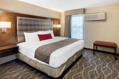 Un pat sau paturi într-o cameră la Country Inn & Suites by Radisson, Grandville-Grand Rapids West, MI