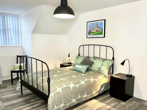 una camera con un grande letto e una lampada di Harland View Apartment a Belfast