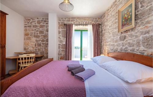 - une chambre avec un grand lit et des couvertures violettes dans l'établissement 4 Bedroom Awesome Home In Drage, à Drage