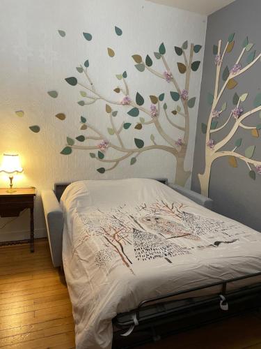 Postel nebo postele na pokoji v ubytování L Ensorcel Mans, séjour magique en coeur de ville