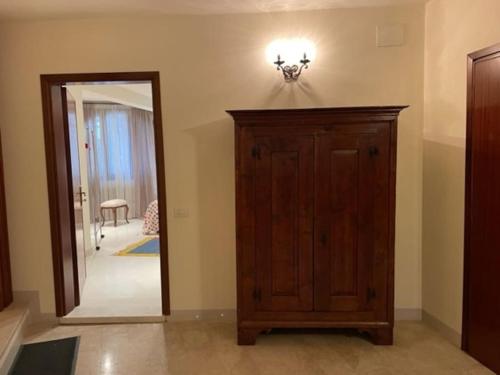 a room with a mirror and a dresser and a hallway at il loggiato 1 in Castelfranco Veneto
