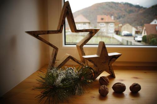 drewniana gwiazda siedząca na stole obok okna w obiekcie La Pause Verdoyante w mieście Moosch