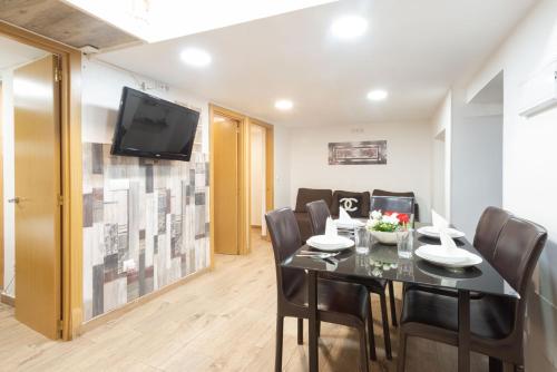 una sala da pranzo con tavolo e sedie neri di Apartamentos Day Madrid BEATAS Centro Gran Via Sol Malasaña a Madrid