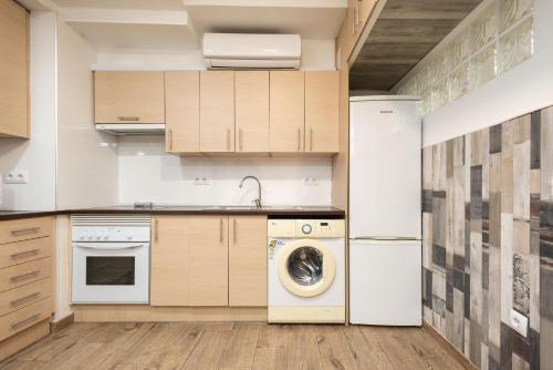 una cucina con lavatrice e frigorifero di Apartamentos Day Madrid BEATAS Centro Gran Via Sol Malasaña a Madrid