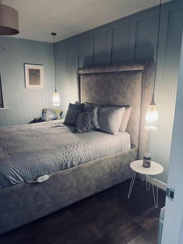 sypialnia z dużym łóżkiem i stołem w obiekcie 2 Bed fully furnished apartment w mieście Cookstown