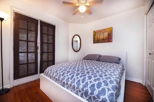 een slaapkamer met een bed en een plafondventilator bij Charming mini-suite in West Campus! in Austin