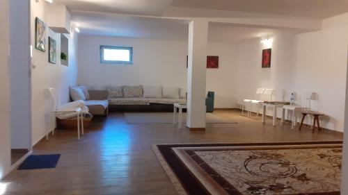 salon z kanapą i stołem w obiekcie Bebalkan guesthouse w mieście Raduil