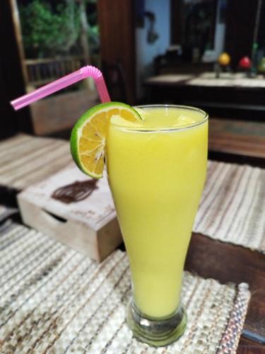 a glass of orange juice with a slice of lime at Real Dream Hostel in San Gil
