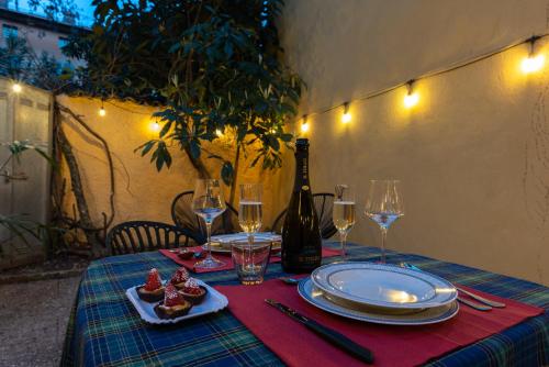 En restaurant eller et andet spisested på Giardino dell'Apollonia fra 2 Torri e Sant'Orsola