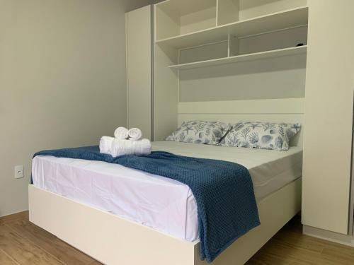 a bedroom with a bed with two towels on it at Villa Das Conchas in Palhoça