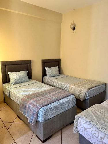 a room with two beds in a room at Hotel Catedral in Ciudad del Este