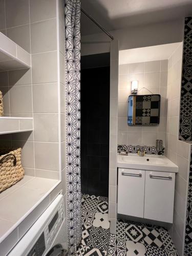un piccolo bagno con doccia e lavandino di Studio 4 pers, ménage inclus à Val Thorens a Val Thorens
