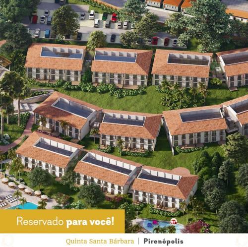 an overhead view of a school building with a lot of windows at Quinta Santa Bárbara Eco Resort in Pirenópolis