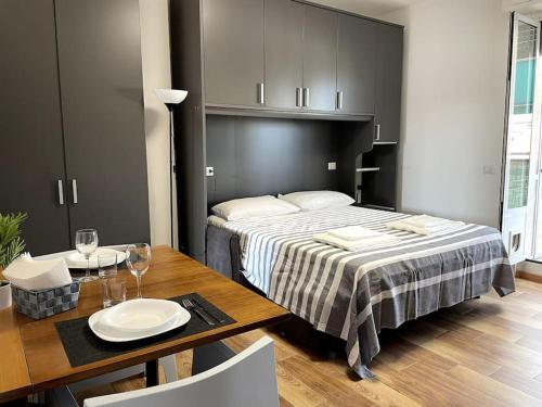 een slaapkamer met een bed en een tafel met een eetkamer bij [FREE PARKING] il terrazzino ⭑⭑⭑⭑⭑ in Milaan