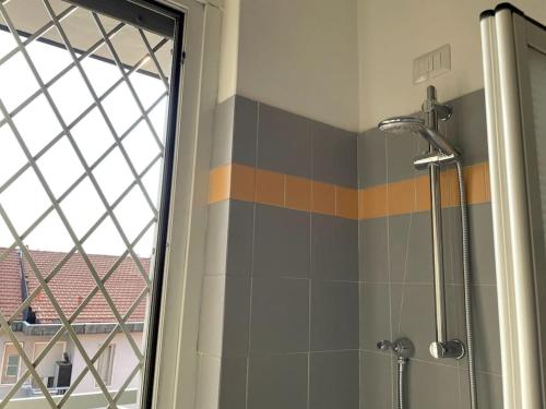 een badkamer met een douche en een glazen raam bij [FREE PARKING] il terrazzino ⭑⭑⭑⭑⭑ in Milaan
