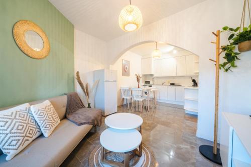 a living room with a couch and a table at Bonito apartamento equipado, cerca de la playa in Empuriabrava