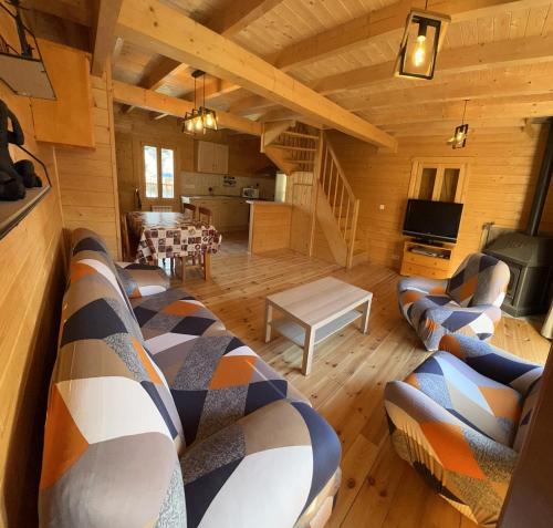 ein Wohnzimmer mit Sofas und ein Esszimmer in der Unterkunft Chalet 6B dans les Pyrénées proche d'Andorre in LʼHospitalet-près-lʼAndorre