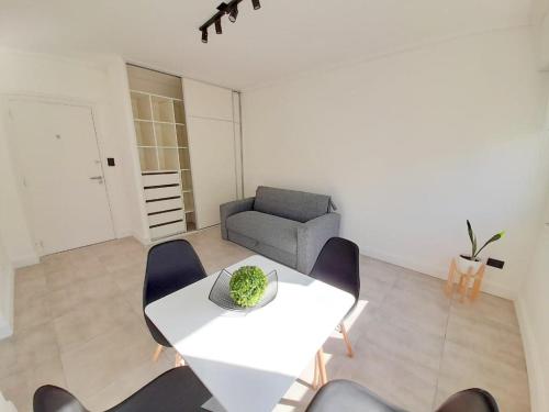 sala de estar con mesa blanca y sillas en Depto monoambiente nuevo reciclado, excelente ubicación Alberti 2208 en Mar del Plata