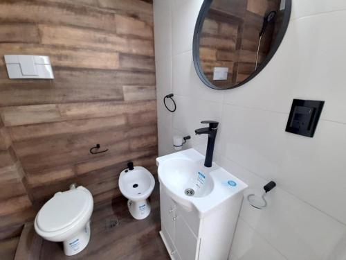 y baño con aseo, lavabo y espejo. en Depto monoambiente nuevo reciclado, excelente ubicación Alberti 2208 en Mar del Plata